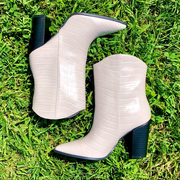 Off White Vegan Leather Western Boots - Picture 2 of 8